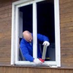 Монтаж пластикового окна в деревянном доме
