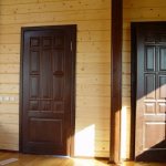 Установка дверей в деревянном доме - сложный и ответственный процесс